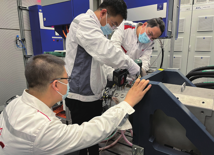 团队成员在试验室排查故障