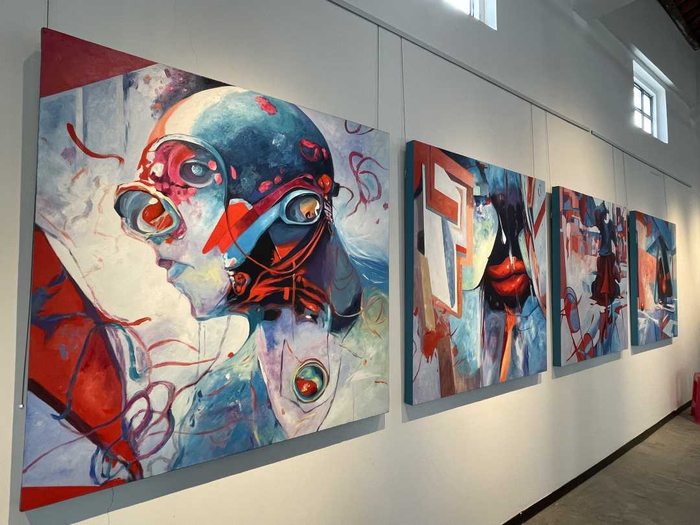 图为博罗县园洲镇东江粮仓举办的艺术展览现场。李小芳摄