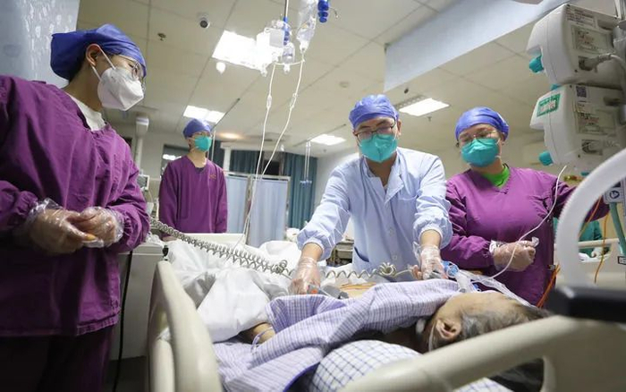 在湖南省衡阳市，南华大学附属第一医院ICU的医务工作者对患者进行救治（2023年1月22日摄）。（曹正平摄）