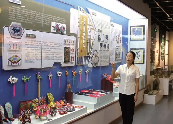 7月4日，旬邑县非物质文化遗产陈列馆讲解员宫姗姗介绍旬邑非遗相关情况。陕西日报记者 琚鹏飞 摄