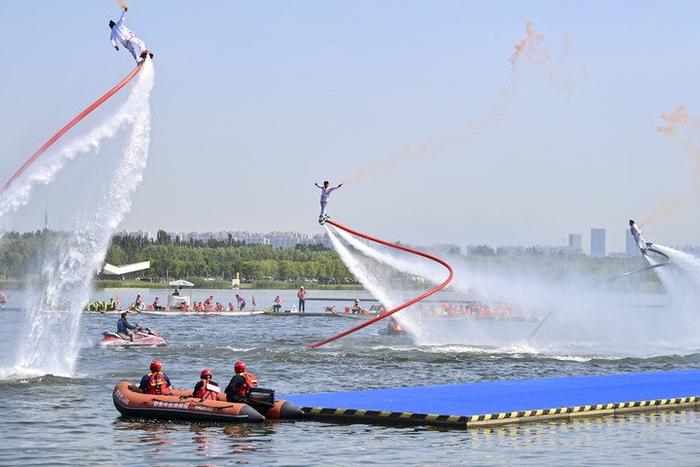   6月10日，演员在太原市水上运动中心进行“水上飞人”表演。新华每日电讯记者 杨晨光 摄