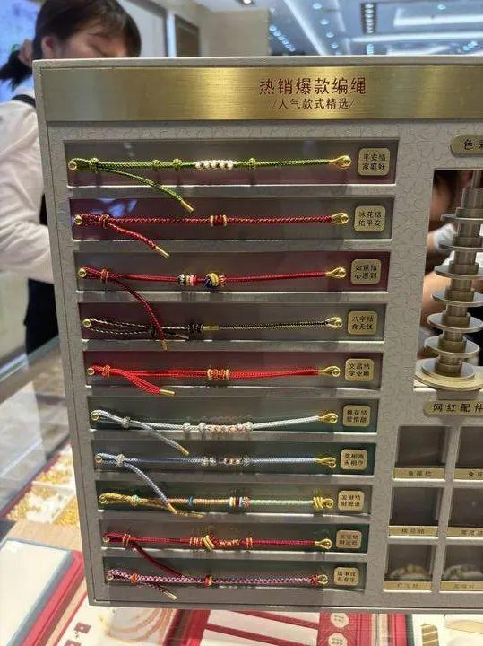 含有不同寓意的爆款手编绳/吴恩慧 摄