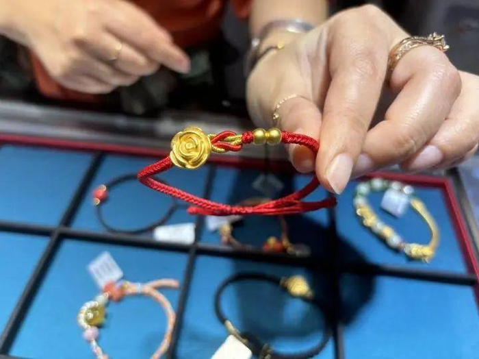 手编绳加小克重金饰/吴恩慧 摄