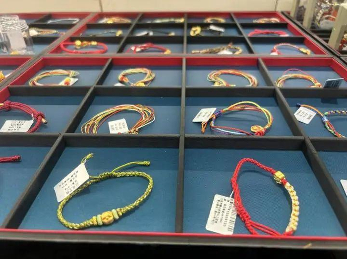 珠宝城正在热卖的手编绳/吴恩慧 摄