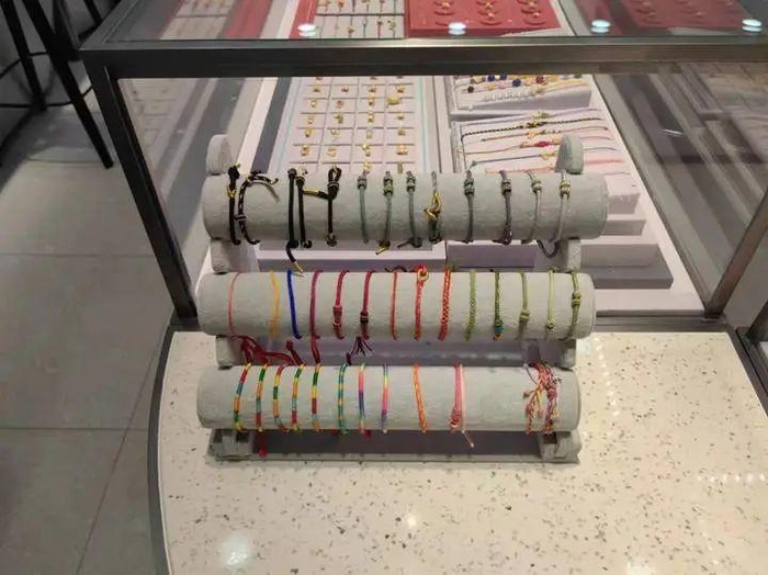 另一家金店的手编绳展示/郑钱浩 摄