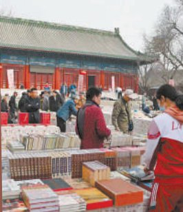 2024年，到报国寺古旧书市购书的书友络绎不绝。白继开摄