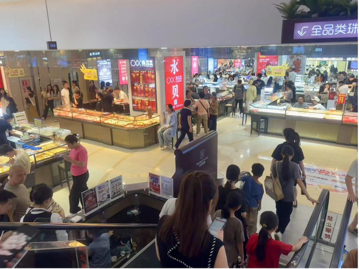 （水贝市场人气旺 财联社记者摄）