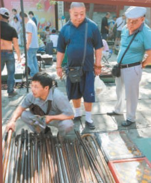 2014年，在报国寺收藏市场，秤杆儿也转入了收藏品的行列，一根2.1米长的黄花梨秤杆儿要价6000元。庞铮铮摄