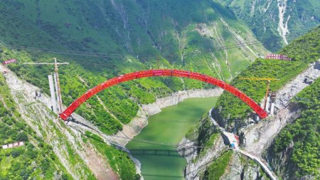 　　7月16日，宜攀高速西苏角河特大桥主拱圈合龙。蜀道集团供图