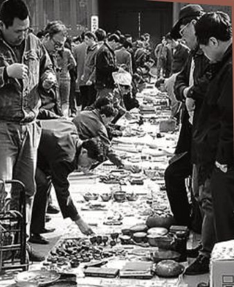 2004年，第22届报国寺全国钱币交流会举办前夕，各地收藏爱好者纷纷提前到场，设地摊相互交流。庞铮铮摄