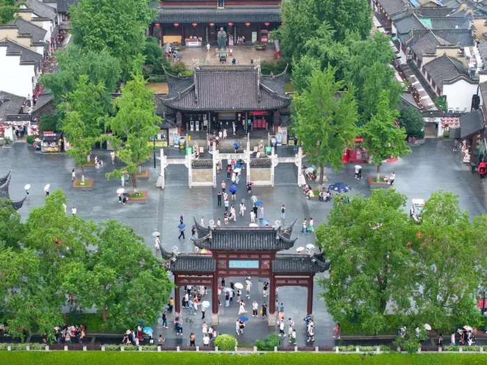 7月14日，游客在南京夫子庙景区游览（无人机照片）。新华社发（杨素平摄）