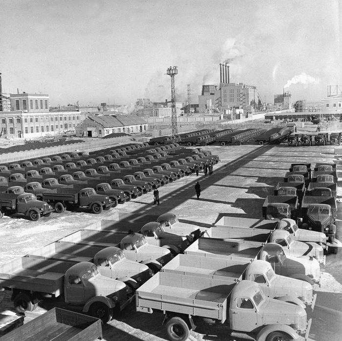 1957年，第一汽车制造厂停放的正待外运的解放牌卡车。