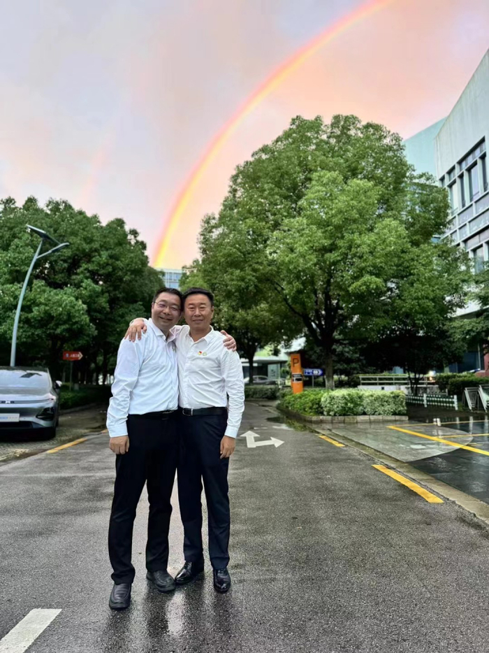 7月2日傍晚， 思必驰创始人高始兴、俞凯在公司前合影（左俞凯，右高始兴）图/高始兴朋友圈