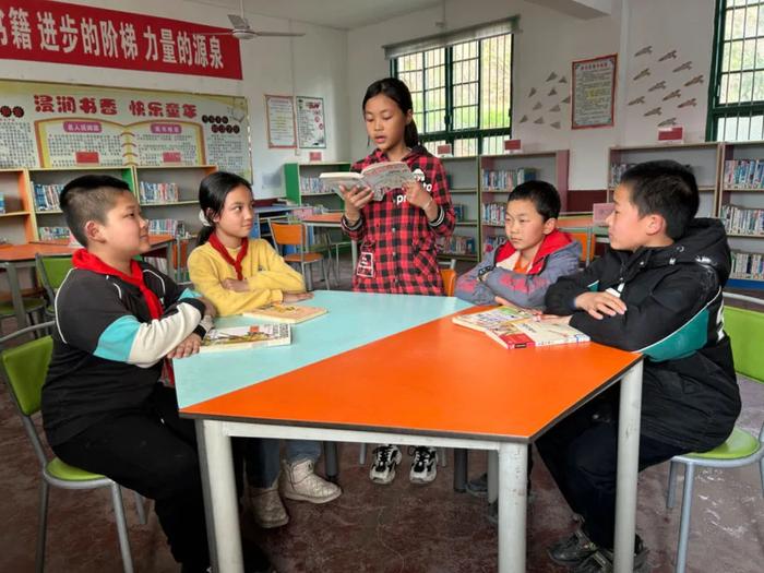 双峰县荷叶镇白泥小学的学生在进行阅读分享。（图源：双峰教育）