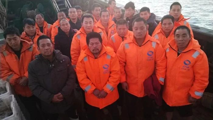 被救起的21名遇险船员。（图源东部战区）