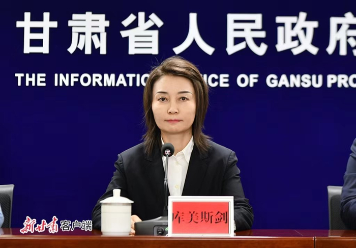 阿克塞县委副书记、县长库美斯剑