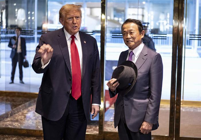   当地时间4月23日，特朗普在纽约曼哈顿的特朗普大厦会见麻生太郎 视觉中国