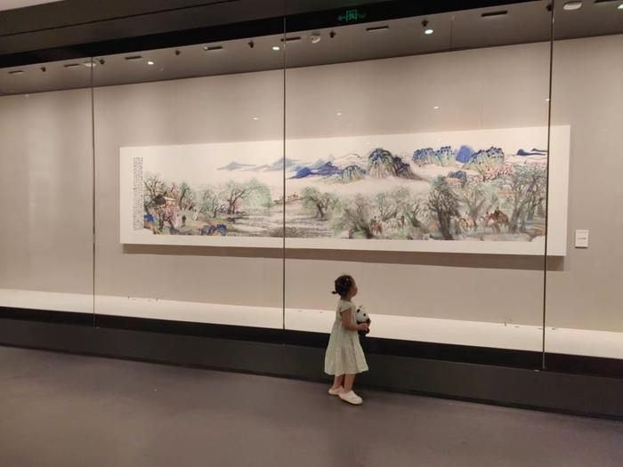   7月18日，在成都杜甫草堂博物馆的“幽居近物情——彭先诚杜甫诗意作品展”上，一位小朋友正在认真观展。新华社记者董小红 摄