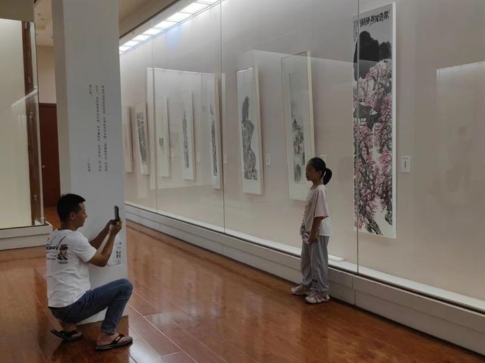   7月18日，在成都杜甫草堂博物馆的“幽居近物情——彭先诚杜甫诗意作品展”上，观众正在拍照留念。新华社记者董小红 摄