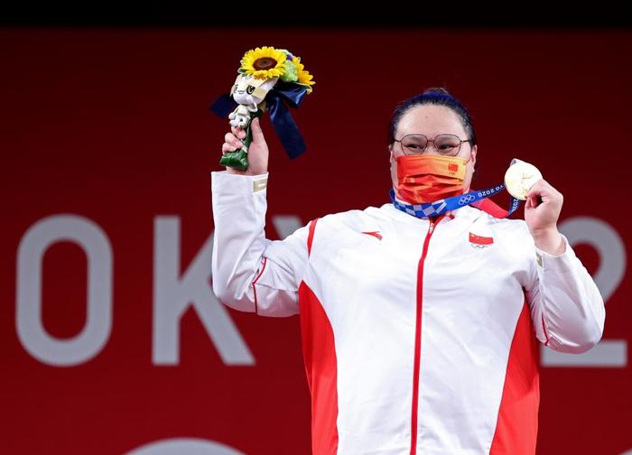 2021年8月2日，中国选手李雯雯在东京奥运会举重项目女子87公斤以上级比赛中夺得冠军。新华社记者 杨磊 摄