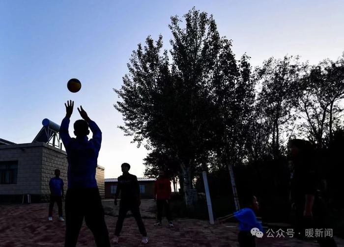　　▲ 在马·呼格吉拉图家，农牧民们在室外练习排球。