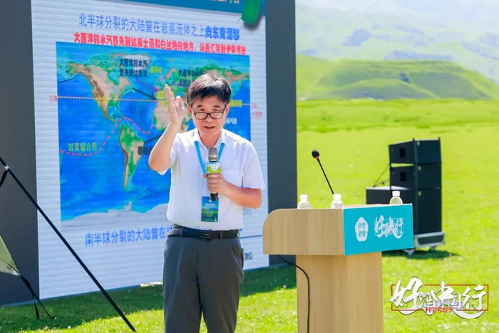 |钱维宏在好酒中国行科学考察走进伊犁河谷产区研讨会上讲解伊犁河谷的“汽流正交碰撞生新态”。摄影/好酒地理局视频中心