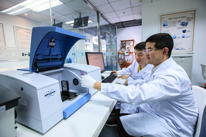 李晟进行艺术品样品检测