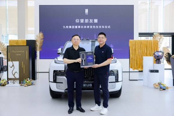 林孝发向王传福赠送小牧防水K歌音乐花洒