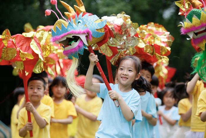2024年5月30日，浙江省温岭市中心幼儿园的小朋友在舞龙。新华社