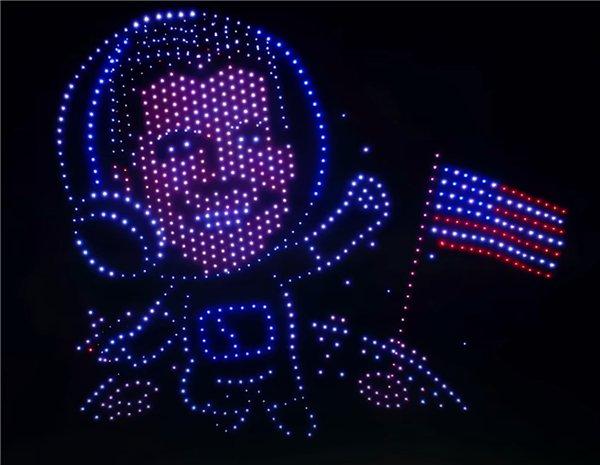 Simon Cowell的脸出现在太空人身上