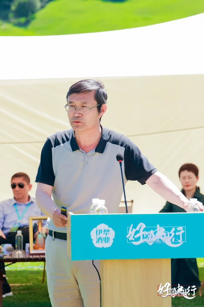 |王乃昂认为“非典型海洋性气候”无疑是伊犁河谷产区的独特气候优势。 摄影/好酒地理局视频中心