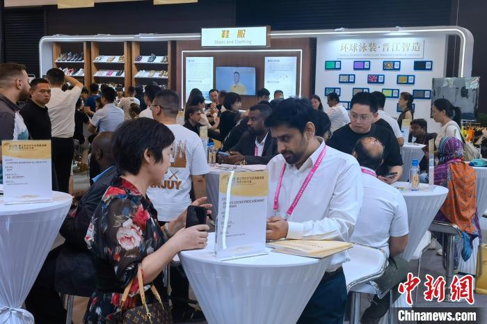 6月24日，在福建晋江召开的内外贸高质量发展场景创新大会上，海外采购商与当地企业洽谈对接。　中新社记者 孙虹 摄