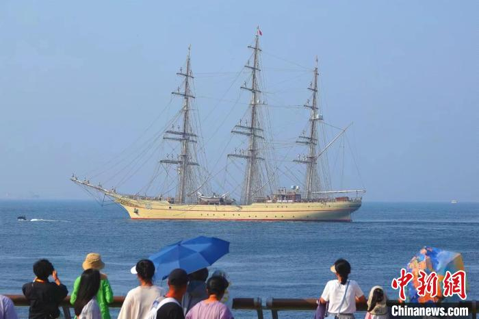 7月19日，中国海军破浪舰抵达大连港东五街附近海域。　王华 摄