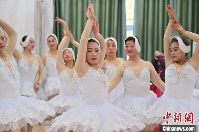 2023年12月12日，吉林长春，吉林省社区老年大学的“芭蕾奶奶”们正在排练。　中新社记者 张瑶 摄