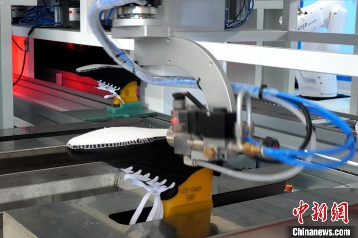入驻晋江永佳智能装备产业园的智能制鞋成型生产线正在运行中。　吴亦彬 摄