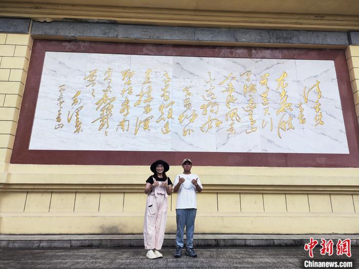 采访团中，来自厦门大学的学生薛丽莹与郭烨桐在词碑前合影留念。刘越 摄