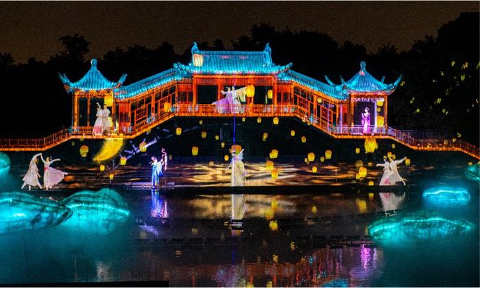 图为《今夕共西溪》沉浸式“夜秀”演出现场。（杭州市文化广电和旅游局供图）新华网 发