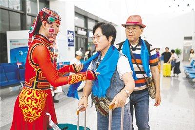   7月18日，韩国游客在呼和浩特白塔国际机场受到热烈欢迎。记者 王磊摄