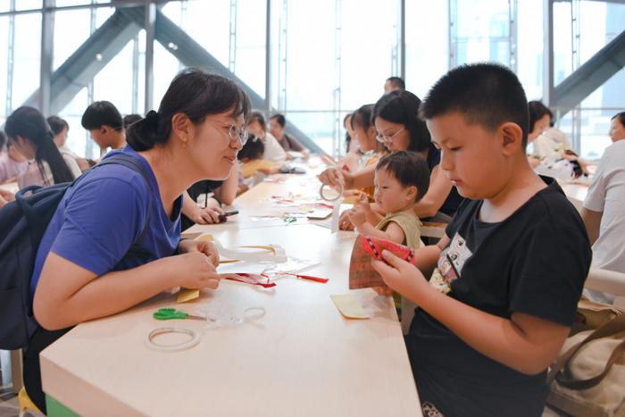   7月17日，在成都博物馆社教区，游客正在制作蜀锦书签。新华社记者唐文豪 摄