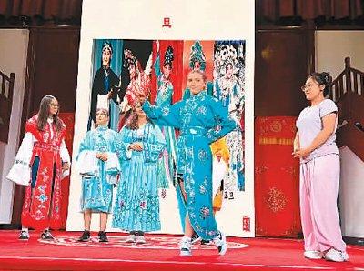 北京语言大学组织英国泰瑟林顿学校的同学体验京剧艺术。本文配图均由教育部中外语言交流合作中心提供