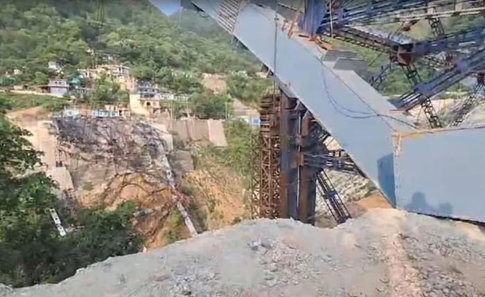 印度在建桥梁发生坍塌（视频截图）