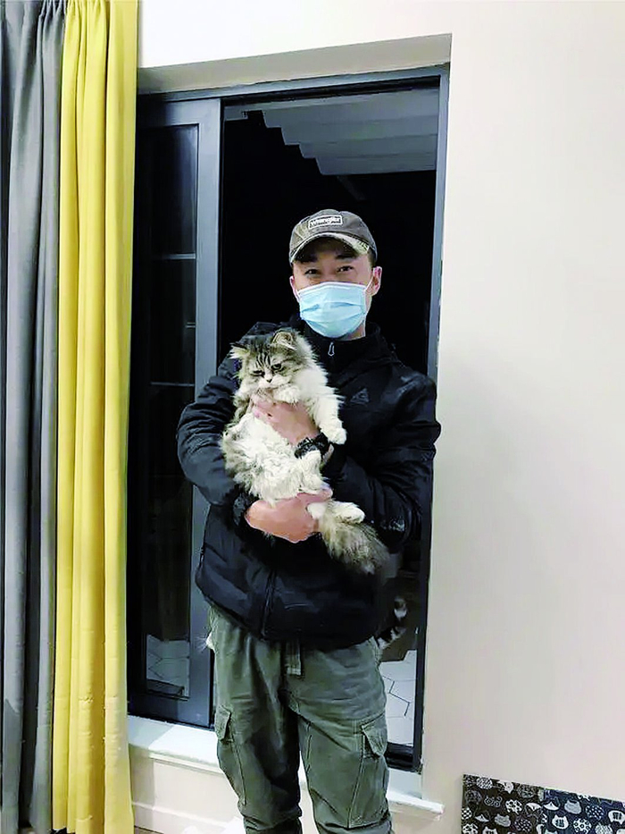     寻宠师抱着刚刚被找回的猫咪