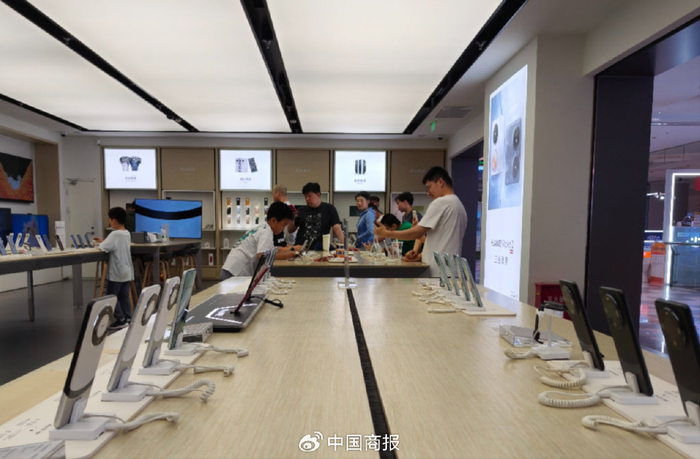在北京一家华为授权体验店，消费者正体验手机产品。（中国商报记者 焦立坤/摄）