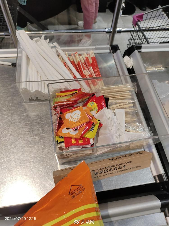 收银区放置的便民一次性用品