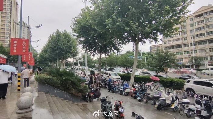 调改开业首日，关山光谷店门口排满了车辆