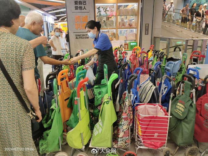 关山光谷店调改后新增的手拉车存放区