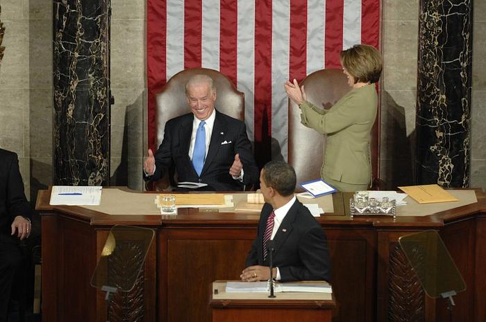 2007年1月，拜登、奥巴马与佩洛西同框 视觉中国