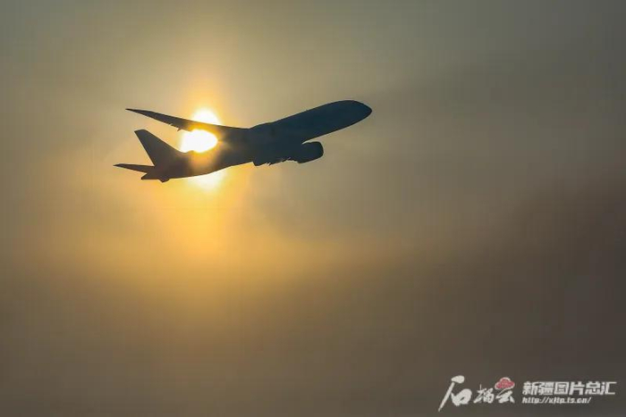 客机从乌鲁木齐地窝堡国际机场起飞（资料图片）。石榴云/新疆日报记者 蔡增乐摄