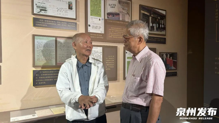 施明发先生和梁铭松先生在中国闽台缘博物馆参观交流