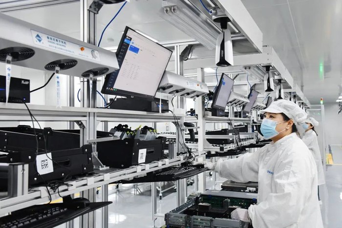 近日，科创中心中试基地雄安百信智能制造基地生产车间内，工人正在操作仪器。赵荣昊摄